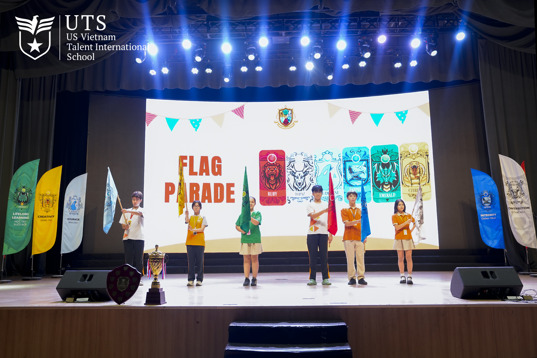 01. Khoảnh khắc diễu hành cờ của 06 nhà UTS