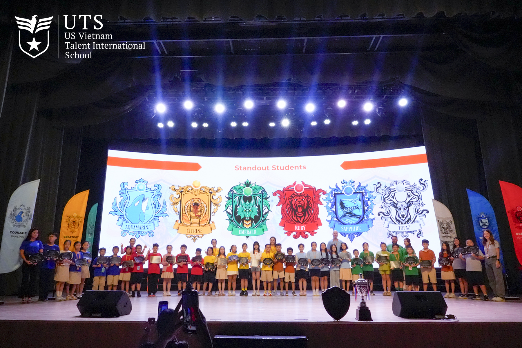 02.Vinh danh thành tích xuất sắc tại 02 lĩnh vực