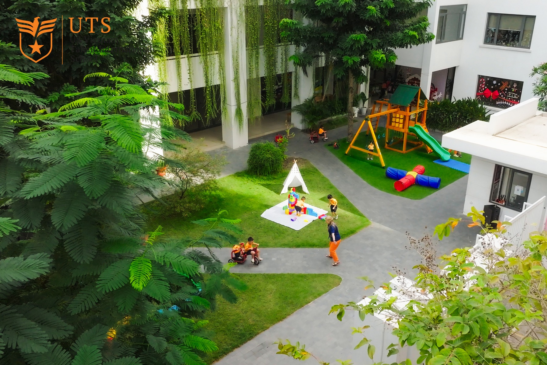 Không gian thoáng đãng, tràn ngập ánh sáng và cây xanh, tạo cảm giác trong 