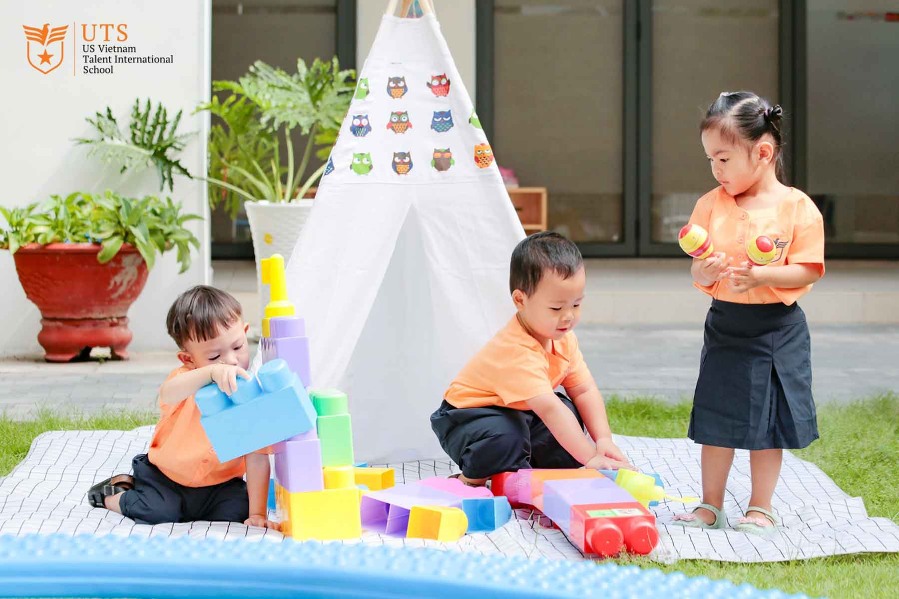 Con học tinh thần đồng đội qua từng hoạt động tập thể