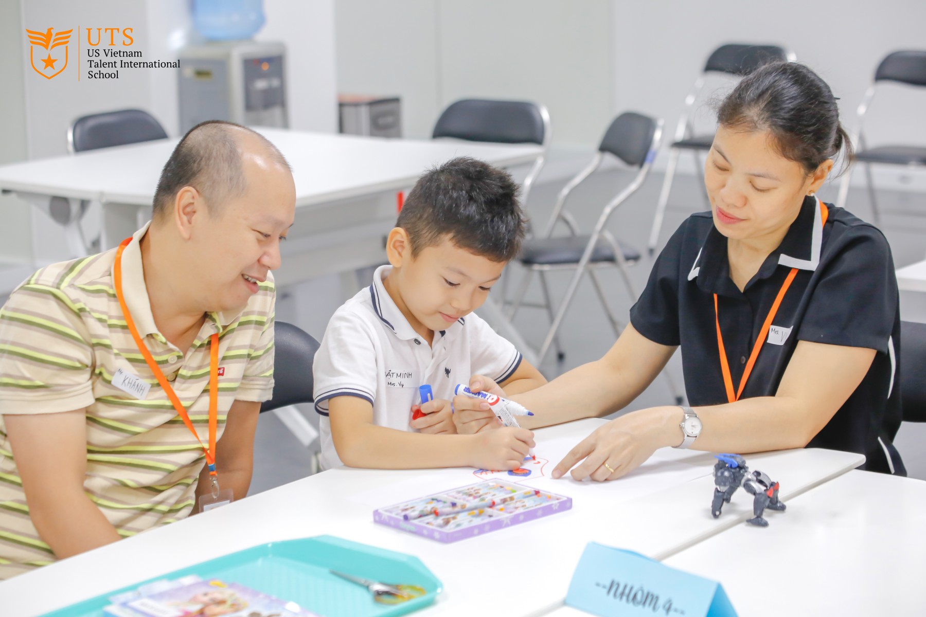 Ba mẹ nên khuyến khích trẻ tham gia hoạt động ngoại khóa và trải nghiệm thực tế để rèn kỹ năng giải quyết vấn đề và hợp tác hiệu quả