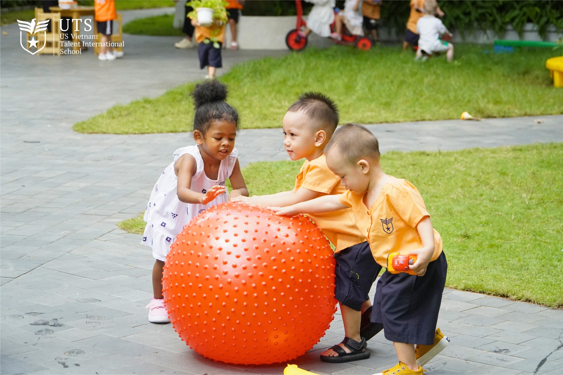 Các hoạt động ngoại khóa giúp con phát triển toàn diện cả thể chất, tư duy, kỹ năng và cảm xúc ngay từ giai đoạn đầu đời