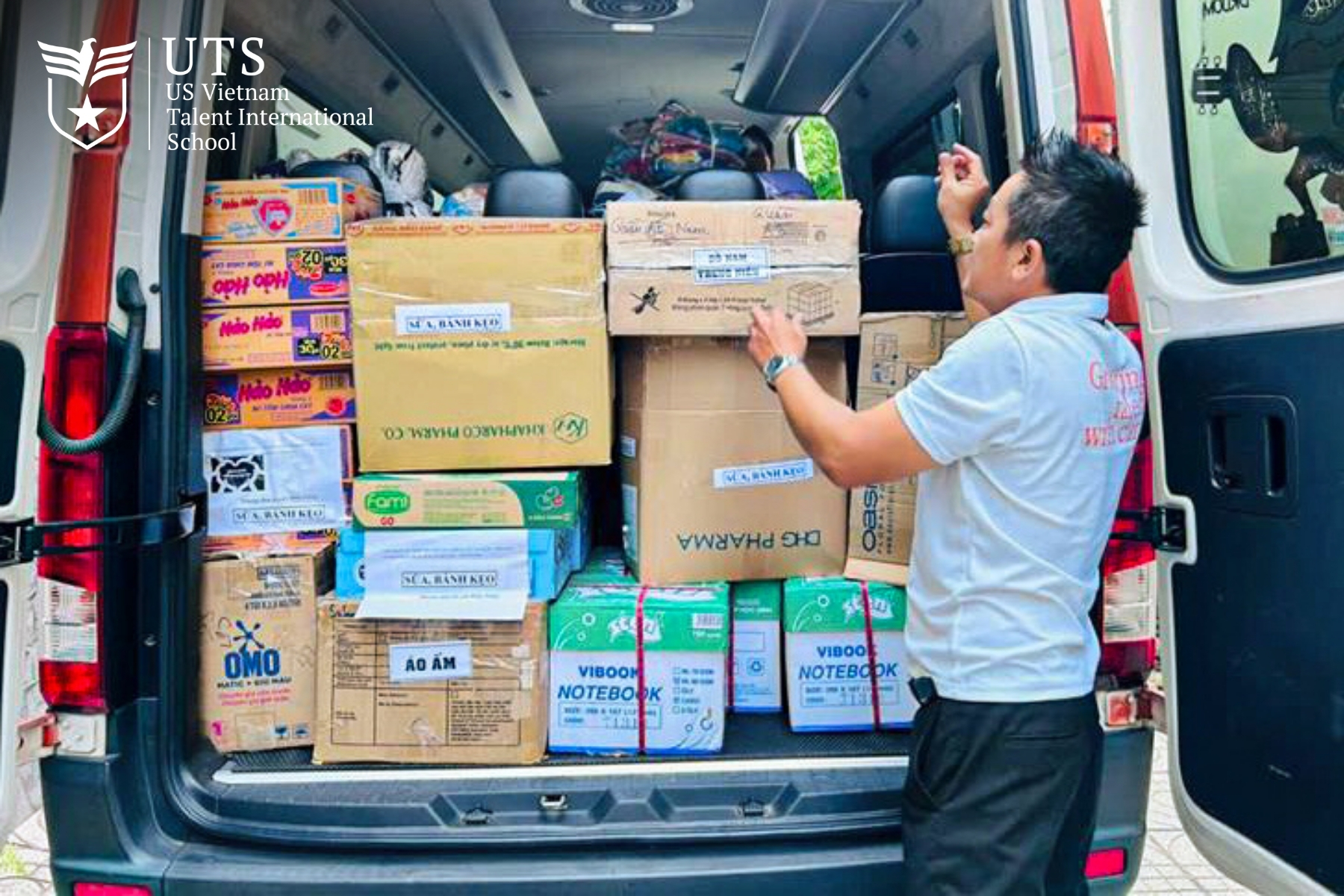 Các phần quà hiện vật gồm nhu yếu phẩm, quần áo và vật dụng thiết yếu được cộng đồng UTS chuẩn bị và gửi tặng bà con, lan tỏa tinh thần sẻ chia đầy nhân ái