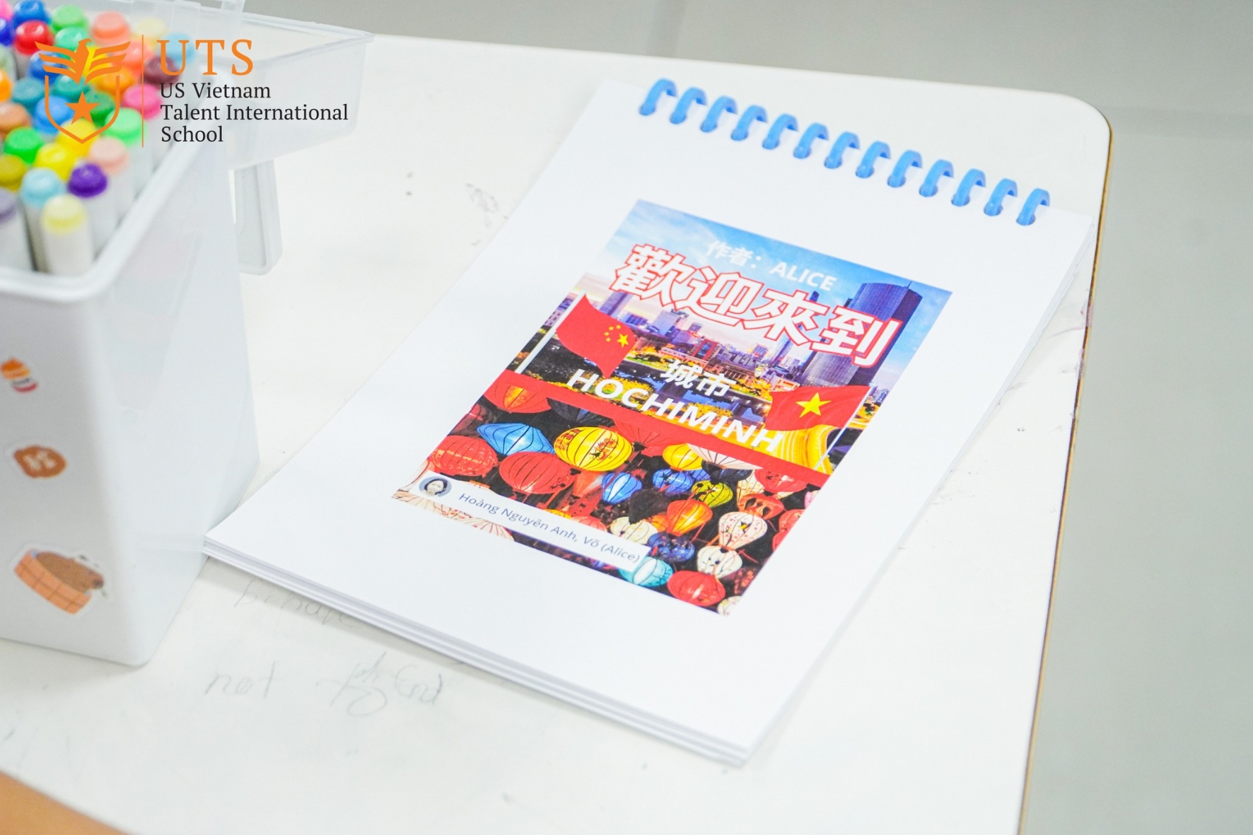 “Cẩm Nang Du Lịch Đa Ngôn Ngữ” – UTS-ers dẫn lối bạn bè quốc tế khám phá Việt Nam