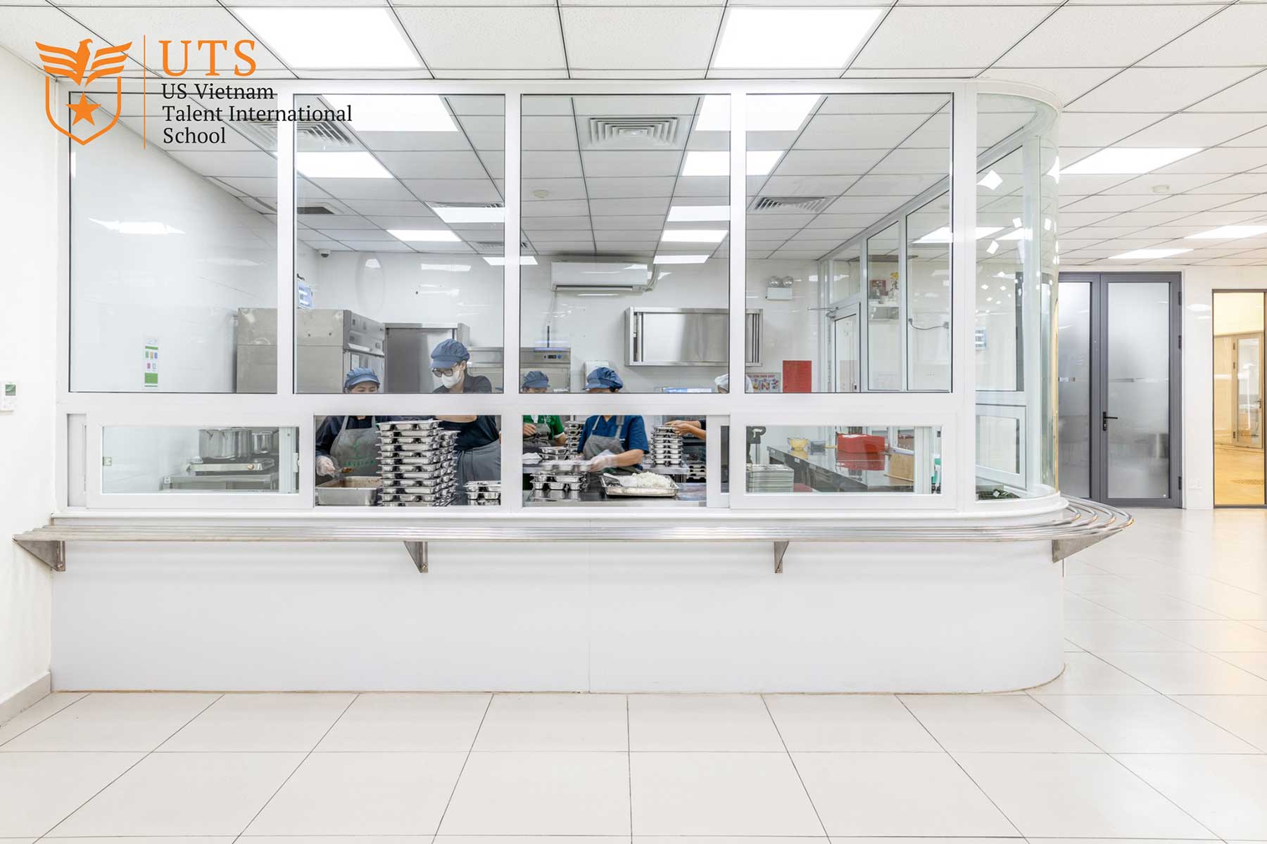 Canteen sạch sẽ cung cấp bữa ăn dinh dưỡng tại UTS cơ sở Botanique