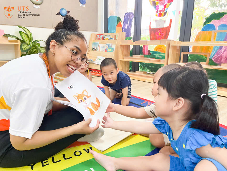 Con được phát triển khả năng ngôn ngữ khi theo học trường Mầm non Song ngữ