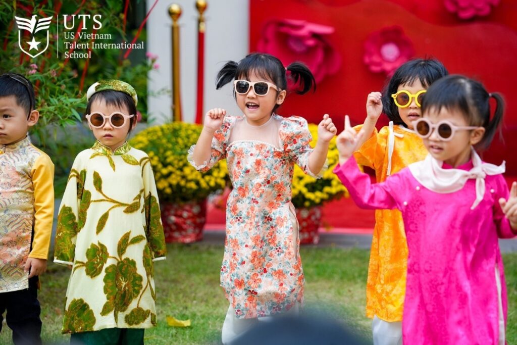 Con tham gia bữa tiệc hè đầy màu sắc