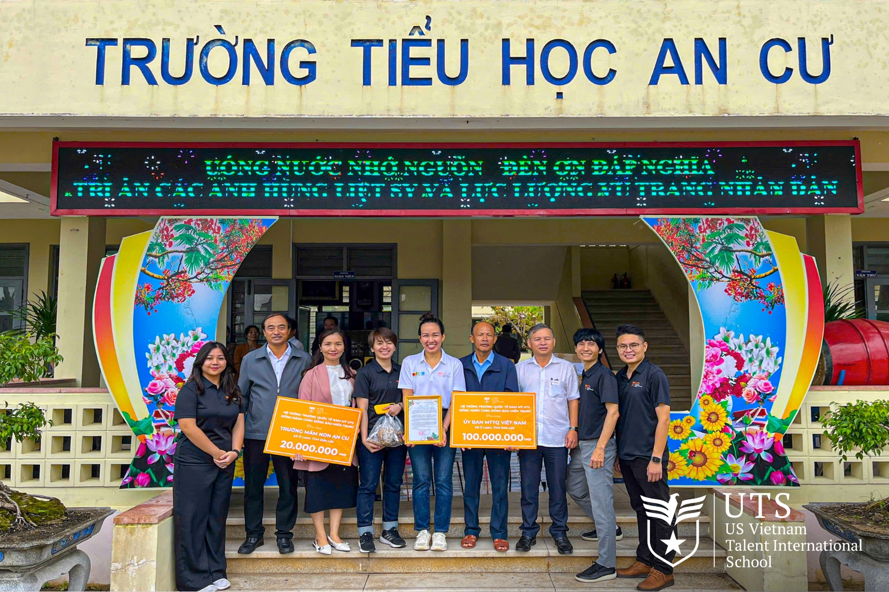 Đại diện UTS trực tiếp đến Ô Loan trao quà, gửi gắm lời thăm hỏi và sự sẻ chia chân thành