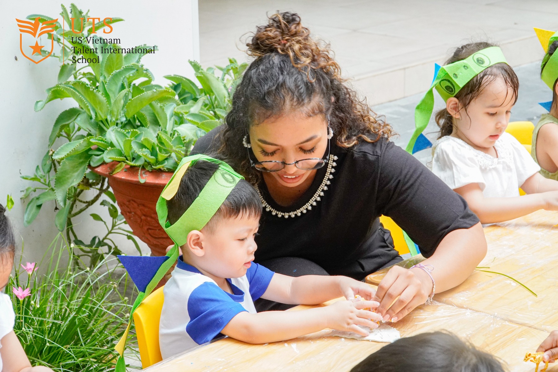 Được học cùng đội ngũ giáo viên chuyên nghiệp giúp con phát triển toàn diện trong môi trường yêu thương, an toàn và thấu hiểu