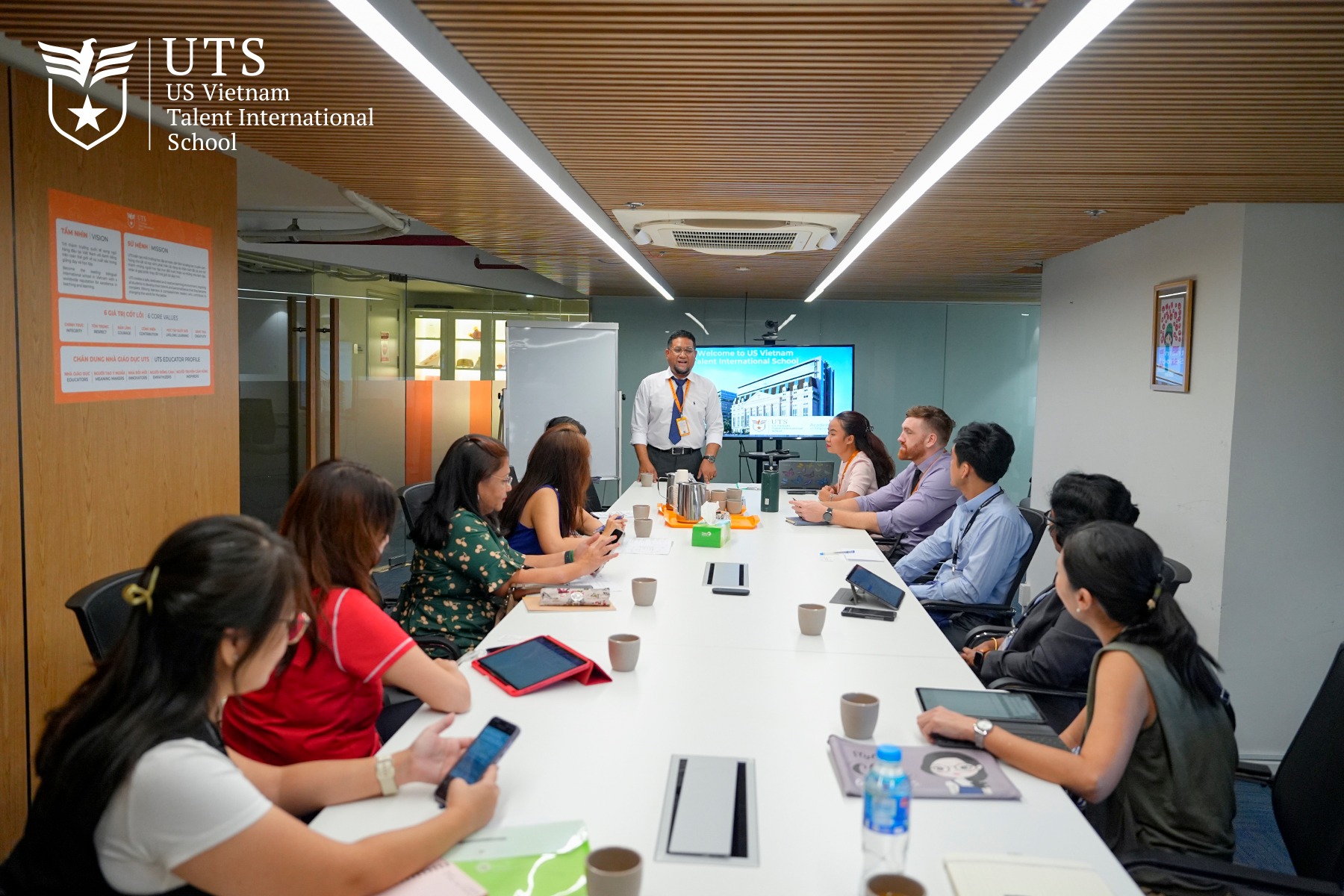 Giáo viên thường xuyên được đào tạo chuyên môn để nâng cao chất lượng giảng dạy theo chuẩn quốc tế