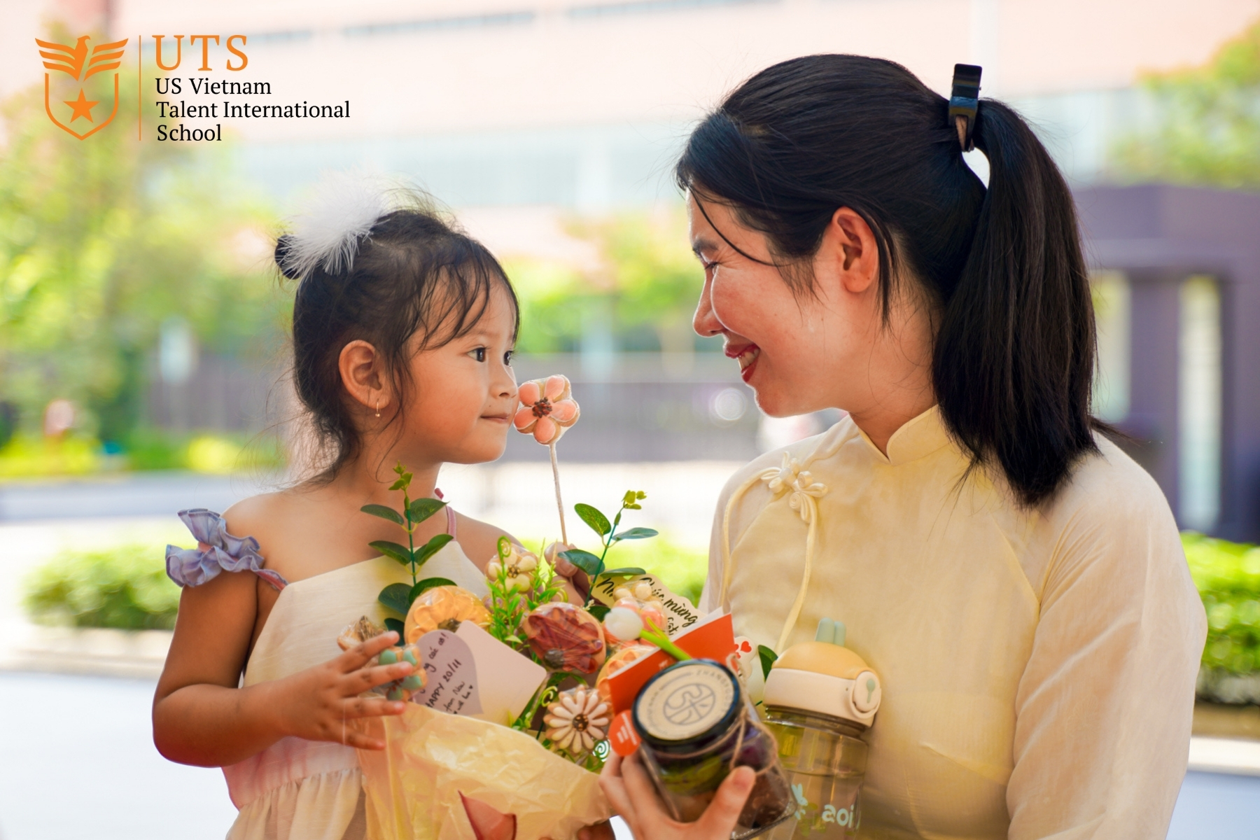 Giáo viên và các bạn học sinh tại Trường Quốc tế Nam Mỹ UTS