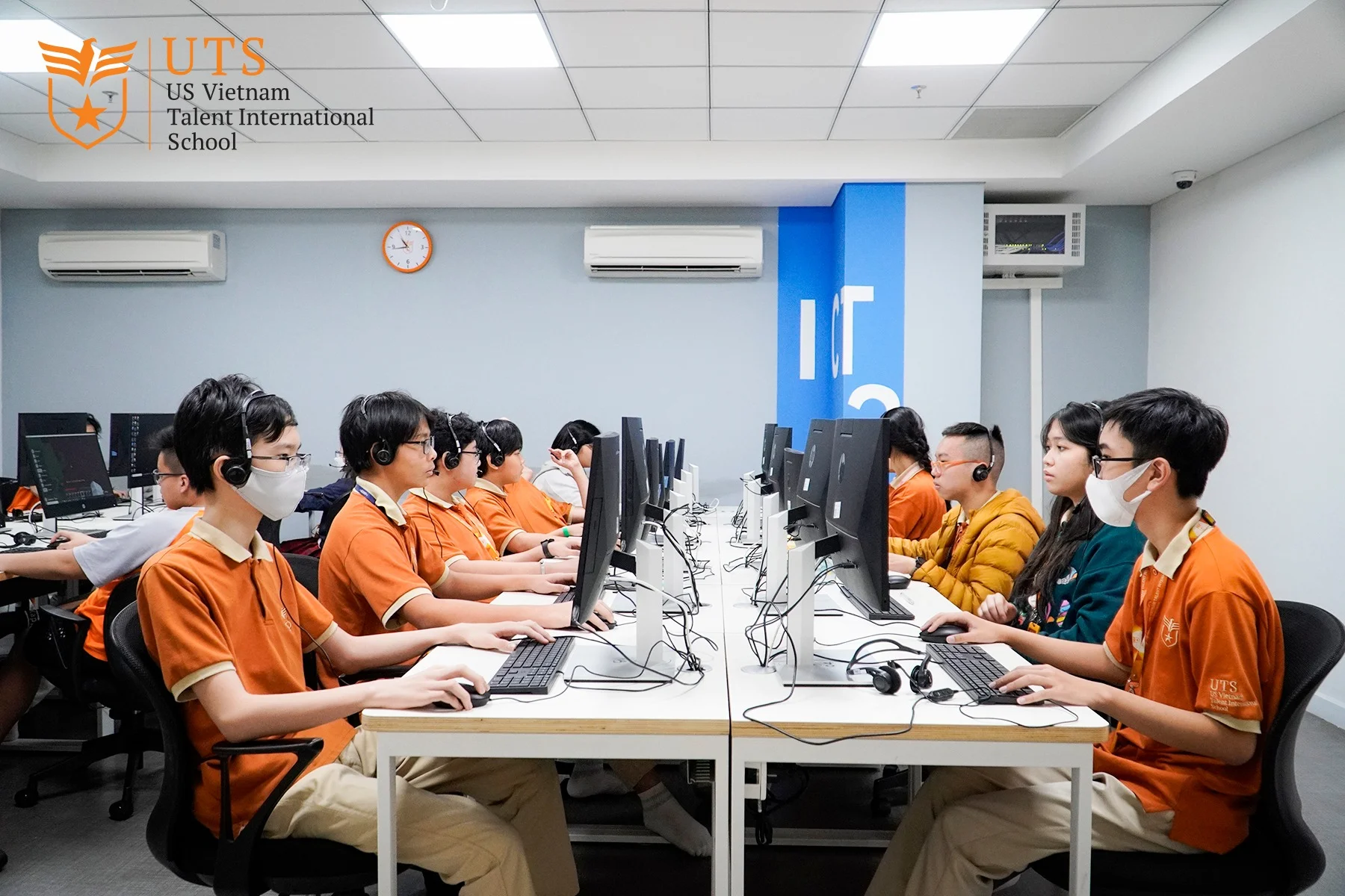 Hệ thống máy tính hiện đại tại phòng ICT tạo điều kiện tối ưu để học sinh tiếp thu kiến thức và kỹ năng máy tính