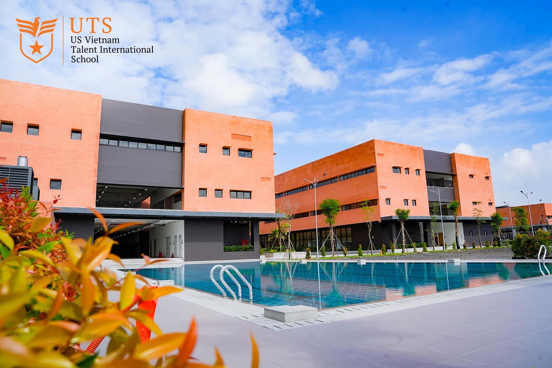 Hồ bơi ngay trong khuôn viên trường học