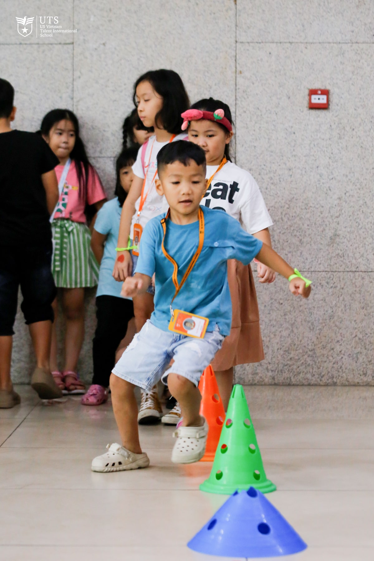 Học sinh UTS hăng hái trò chơi trong sự kiện Tuyên truyền và bảo vệ Tê giác và các loài động vật quý hiếm