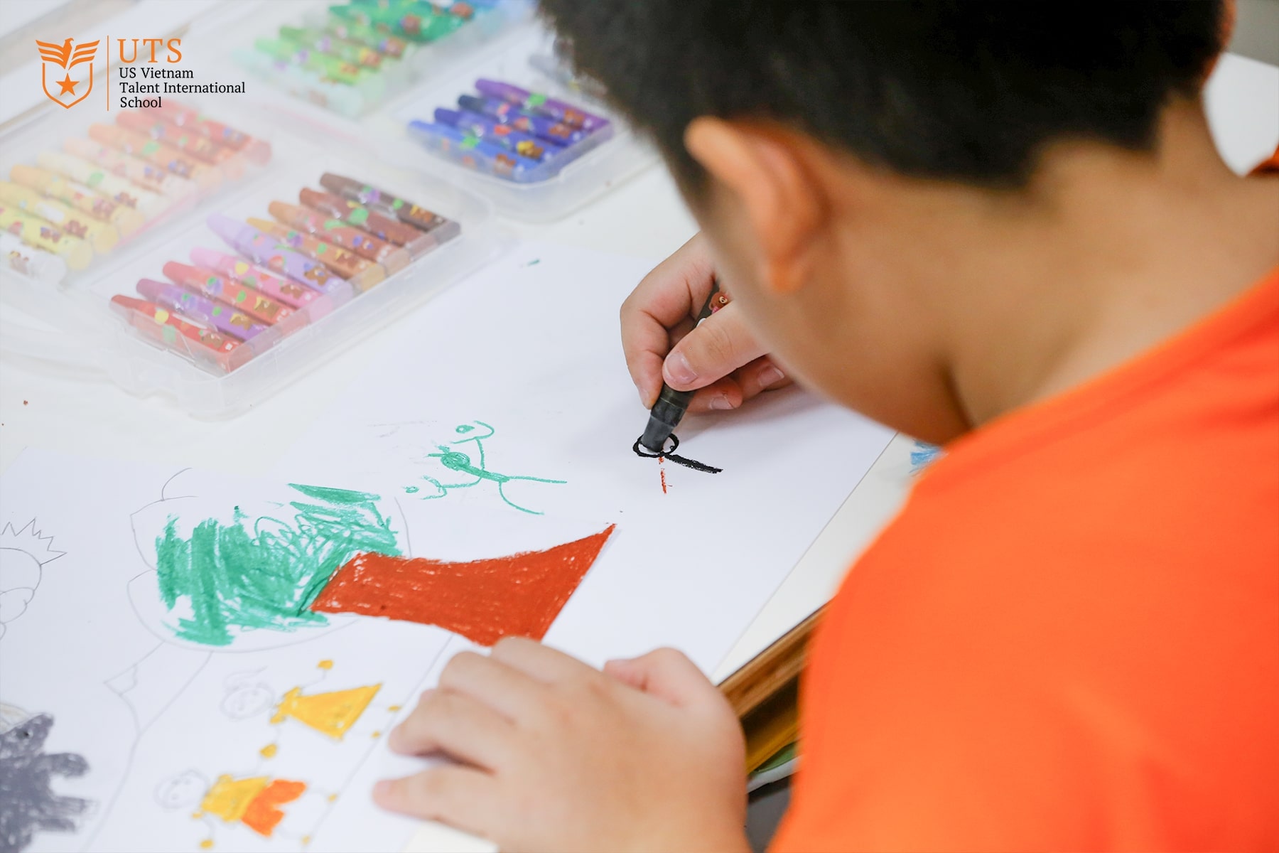 Học sinh UTS vẽ tranh về bảo vệ Tê giác tại UTS