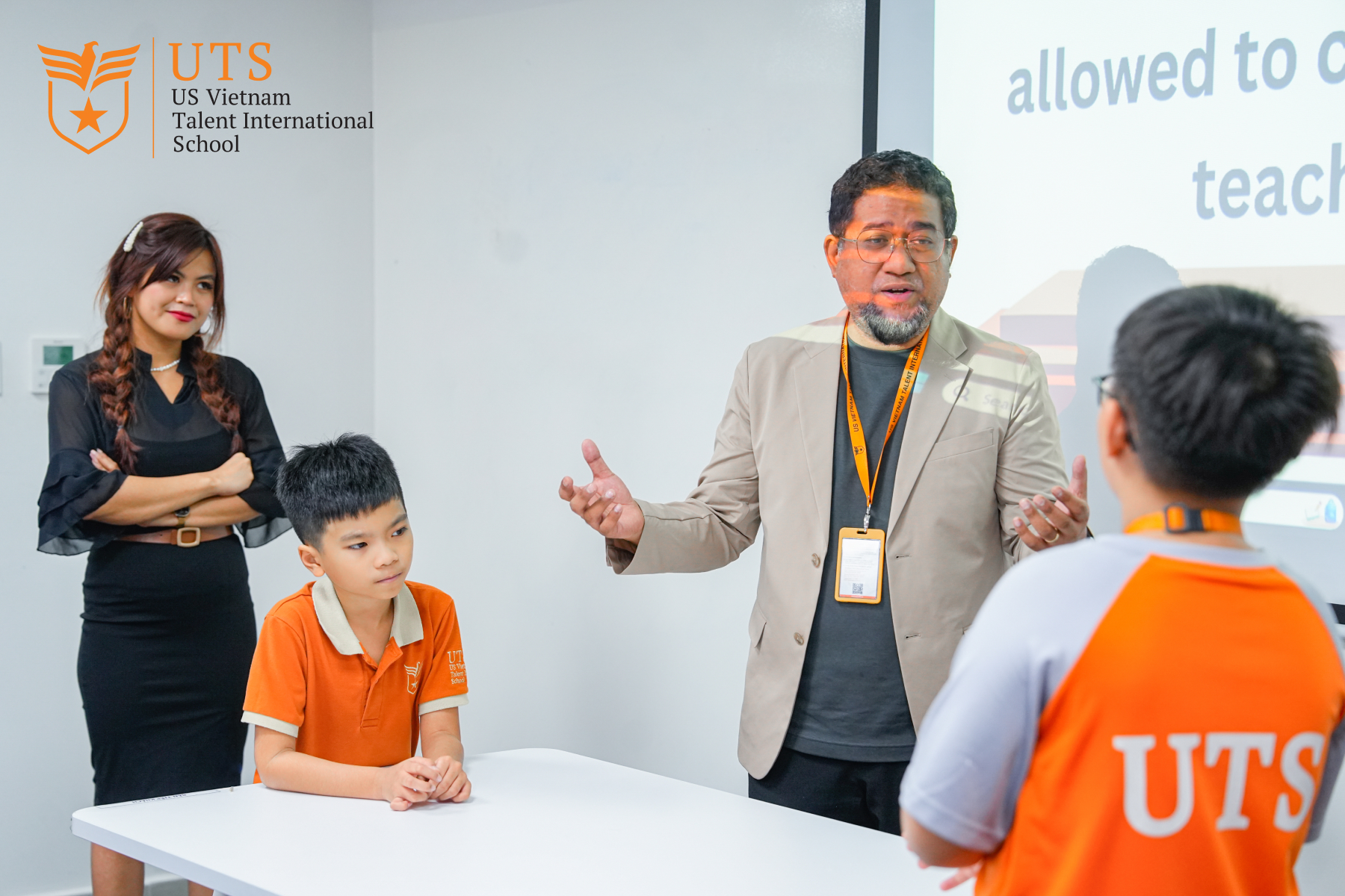 Khuyến khích trẻ tham gia các câu lạc bộ song ngữ và hoạt động giao tiếp thực tế để rèn luyện kỹ năng ngôn ngữ một cách tự tin