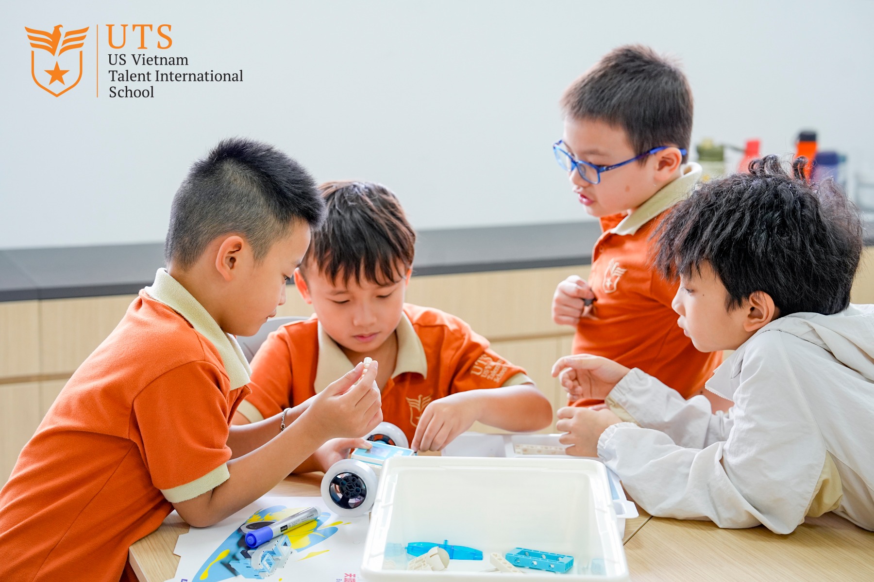 Làm việc nhóm giúp học sinh học cách lắng nghe và chia sẻ ý tưởng hiệu quả