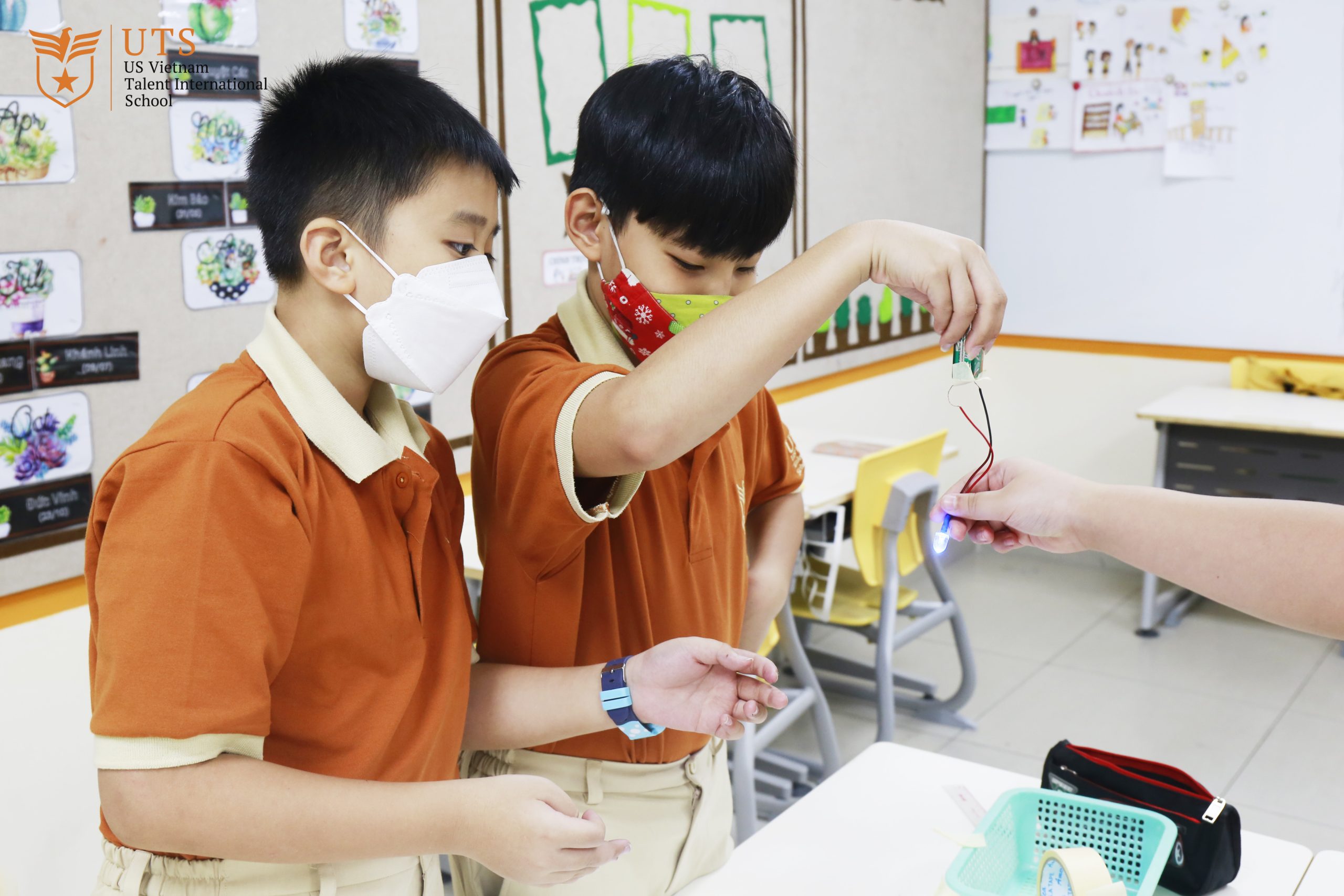 Theo chân các “Kỹ sư điện nhí” lắp mạch điện nào các bạn ơi!