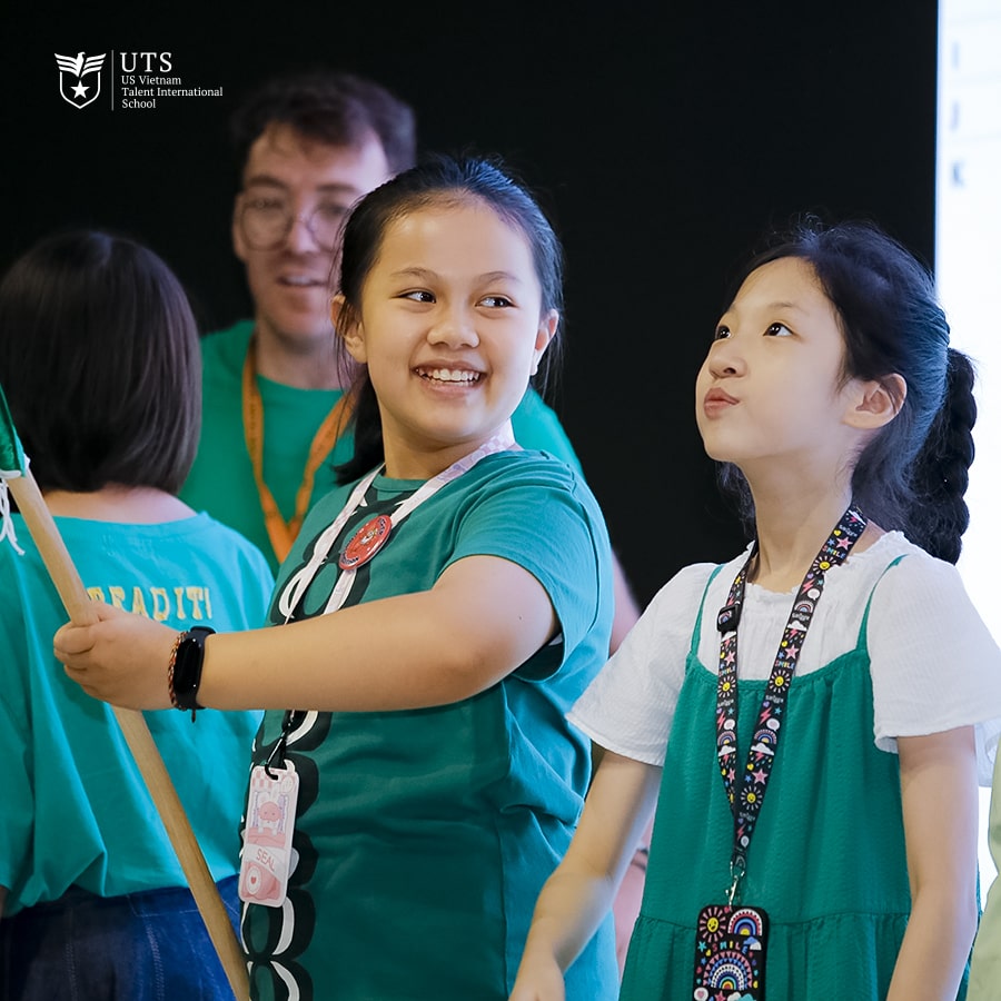 Nhà Emerald giơ cao ngọn cờ