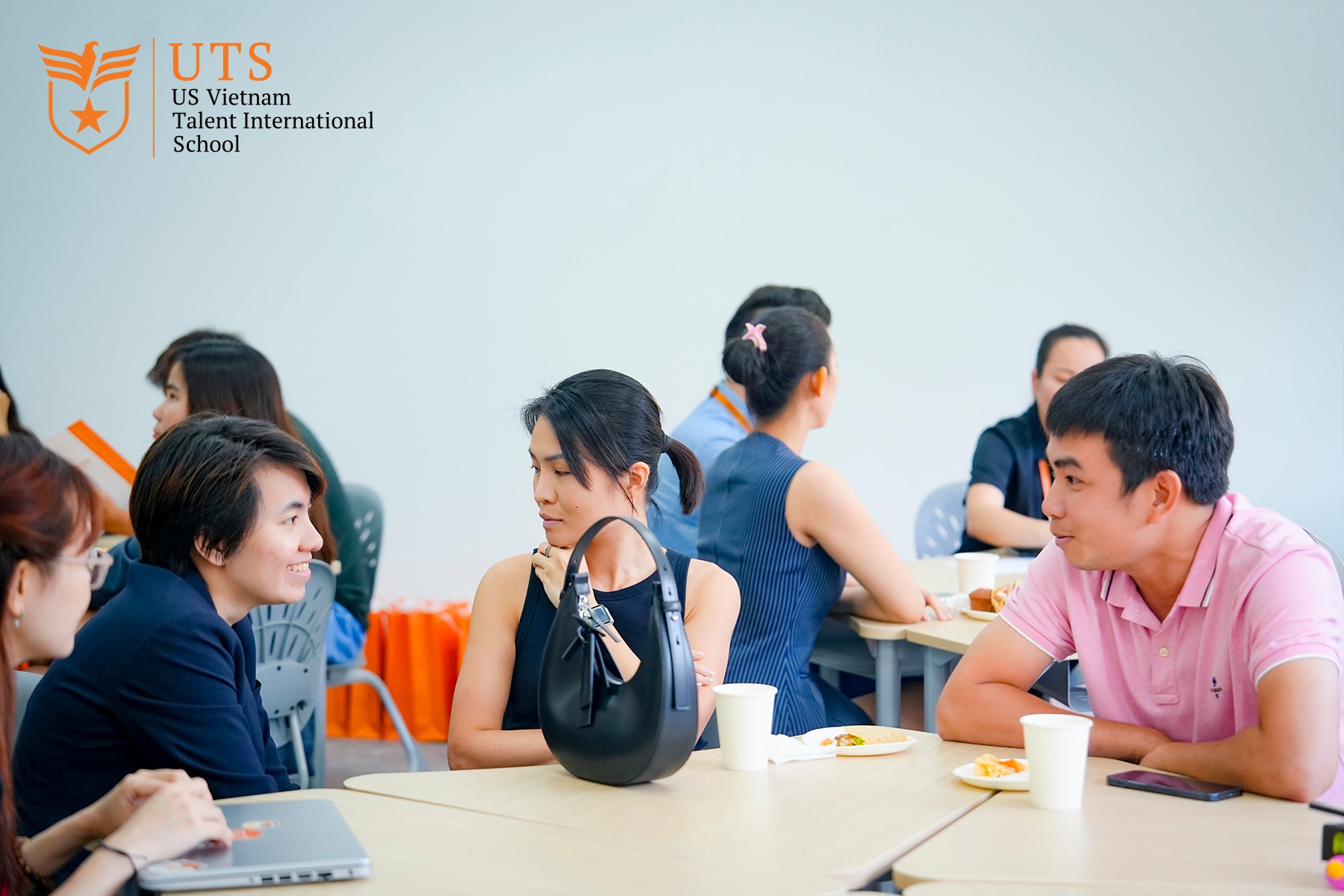 Nhà trường sắp xếp buổi gặp gỡ để trả lời thắc mắc từ phụ huynh về quy trình tuyển sinh