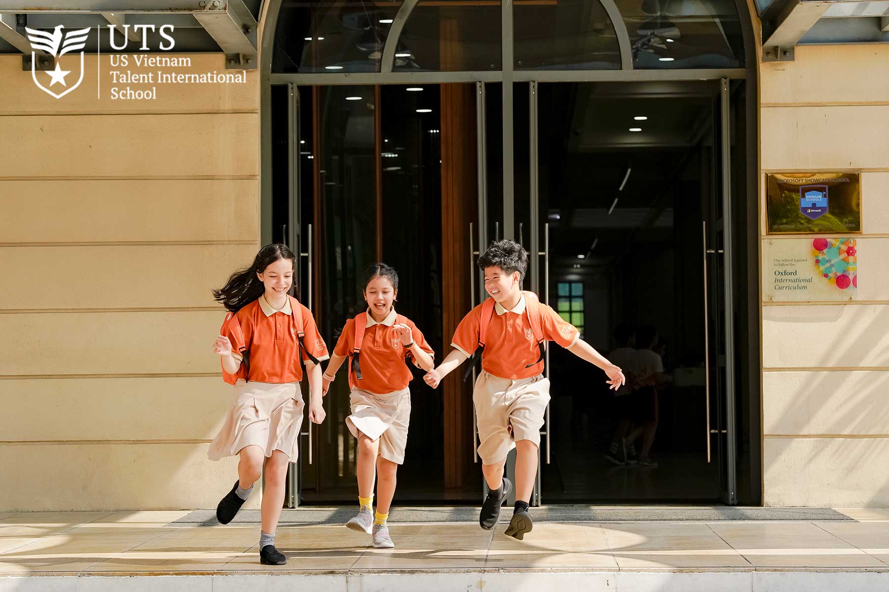 Học sinh tại trường liên cấp tại Việt Nam 