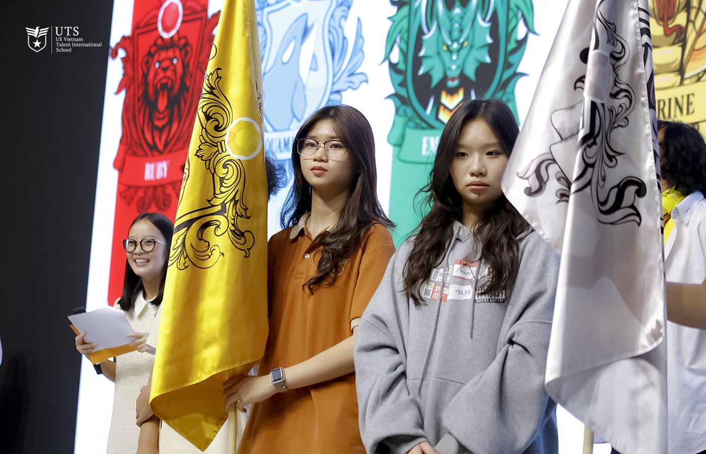 Những lá cờ Nhà được giơ cao trong buổi lễ