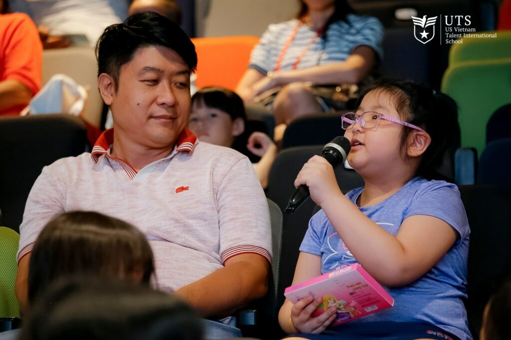 Phụ huynh UTS cũng ủng hộ con em tham gia ngày hội bảo vệ Tê giác tại UTS