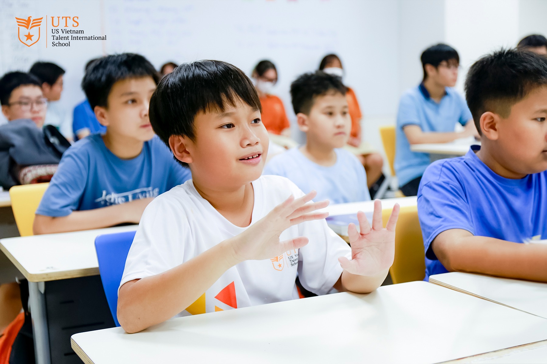 Phụ huynh nên theo dõi tiến trình học ngôn ngữ của con để giúp con phát triển song ngữ cân bằng