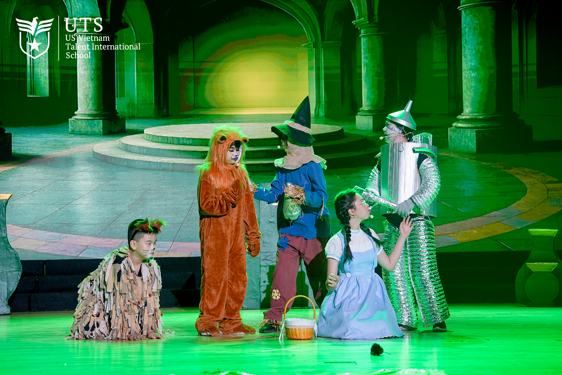 Hành Trình Phiêu Lưu Xứ Oz Màu Nhiệm Của Các UTS-ers