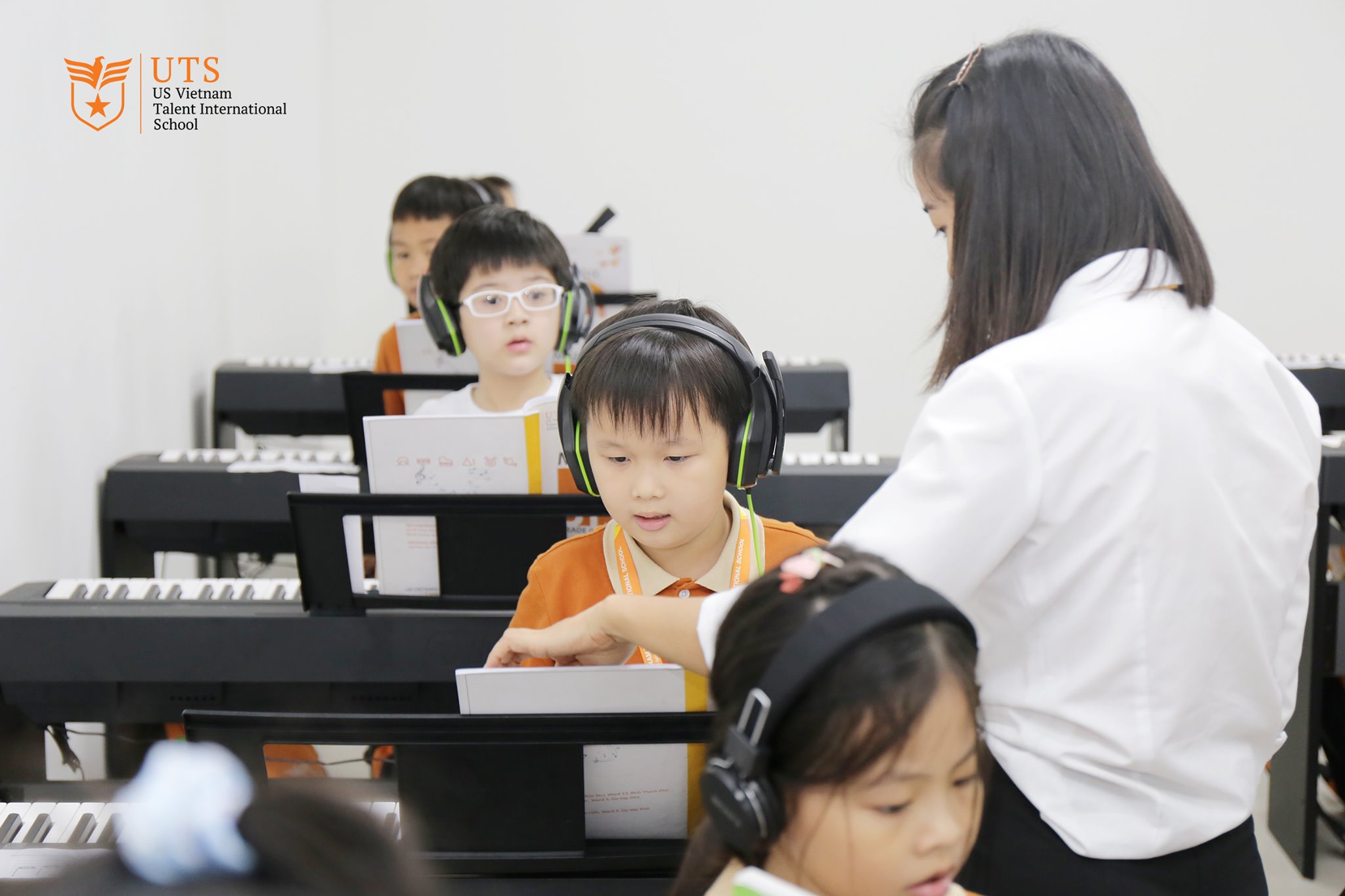 Tạo điều kiện cho trẻ tham gia hoạt động trải nghiệm giúp các em rèn kỹ năng trong môi trường thực tế và gần gũi