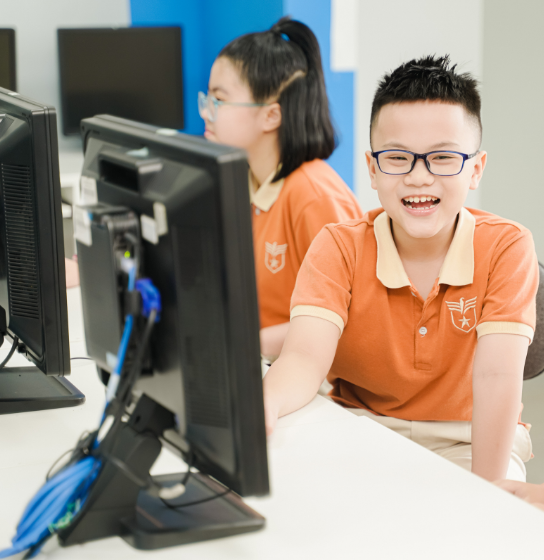 học sinh UTS học tại phòng CNTT UTS