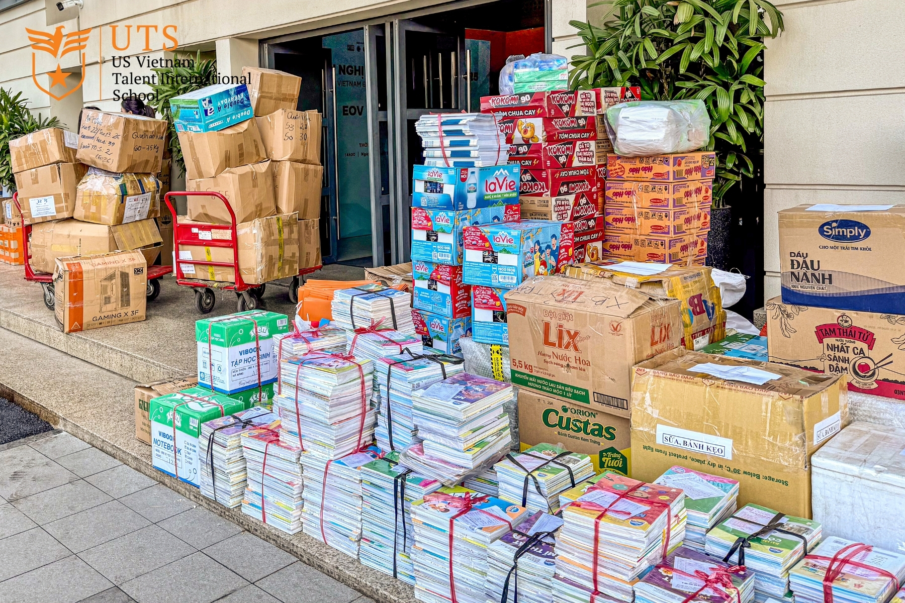 Từ nhu yếu phẩm đến từng vật dụng nhỏ, mỗi đóng góp đều mang theo tấm lòng sẻ chia của UTS-ers