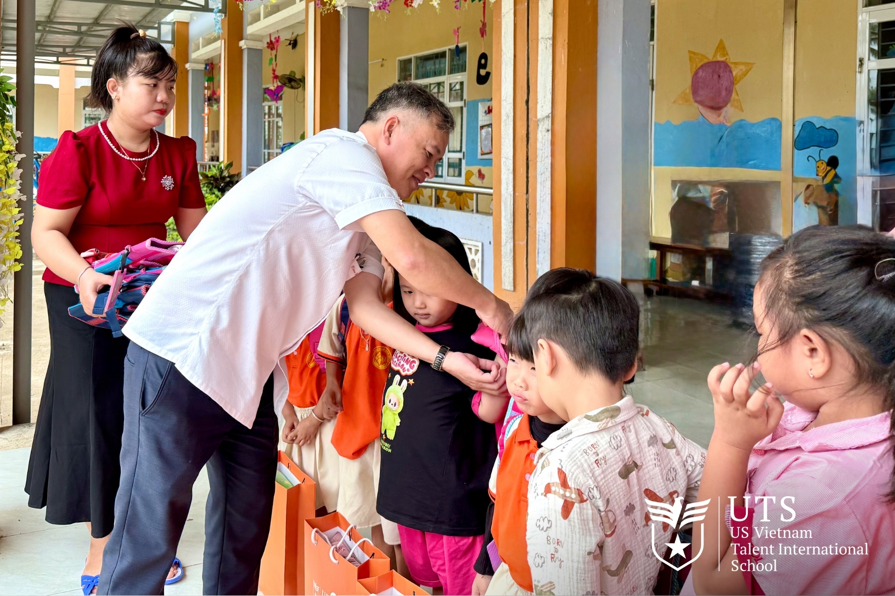 UTS-ers học cách đồng hành và cảm nhận khó khăn của người dân qua những trải nghiệm chân thật tại miền Trung