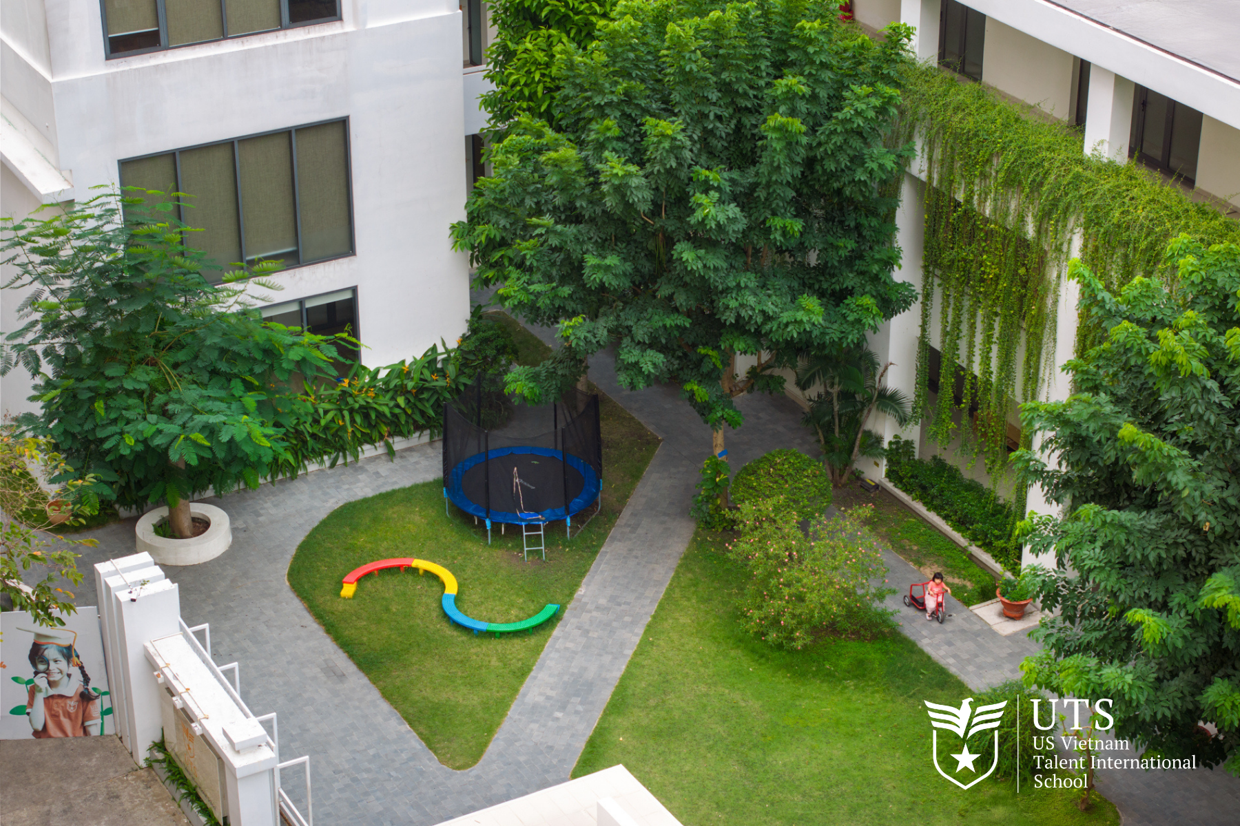 Cơ sở Botanique với không gian xanh giữa lòng thành phố