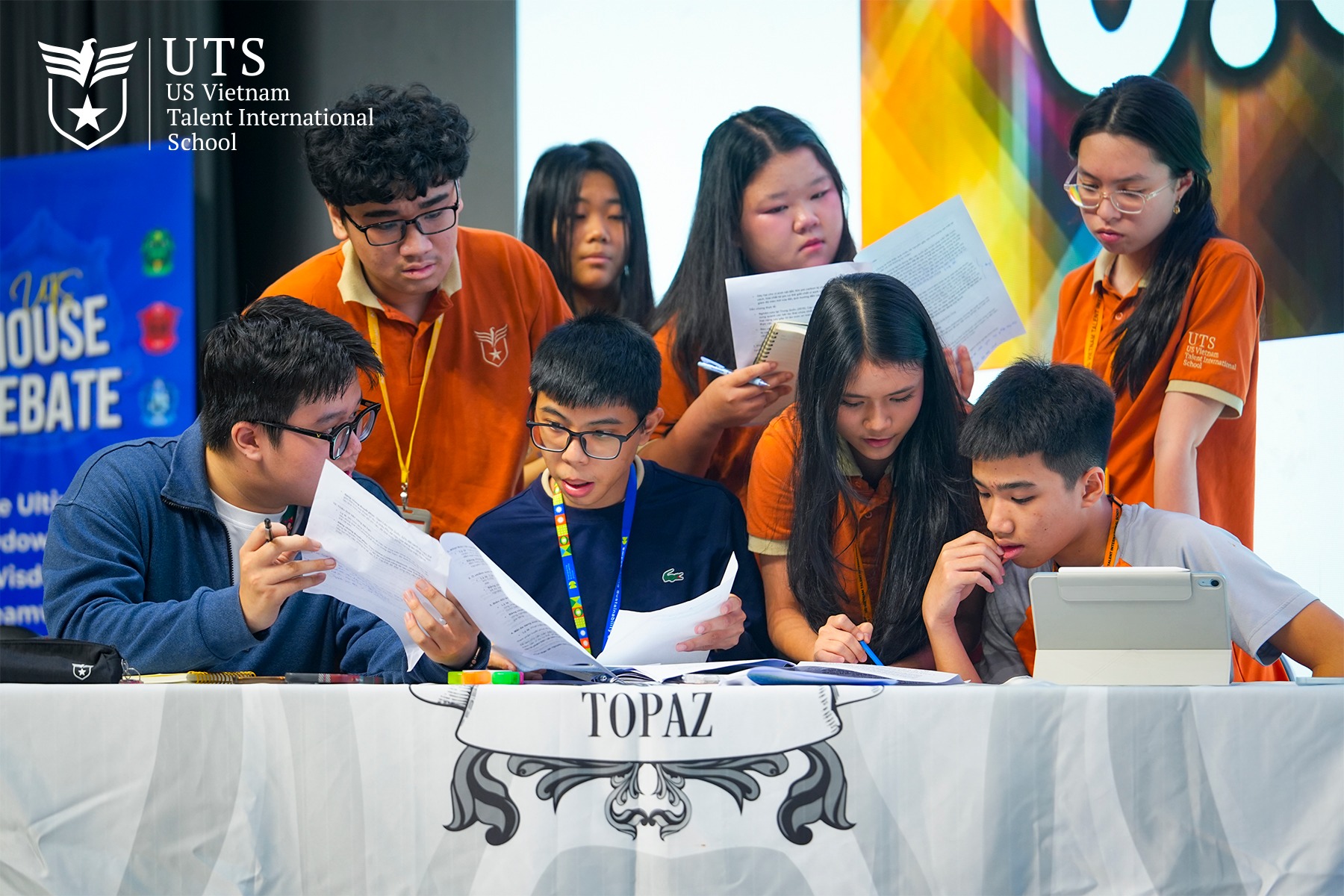 học sinh bàn luận các chủ đề đang được quan tâm trên toàn thế giới