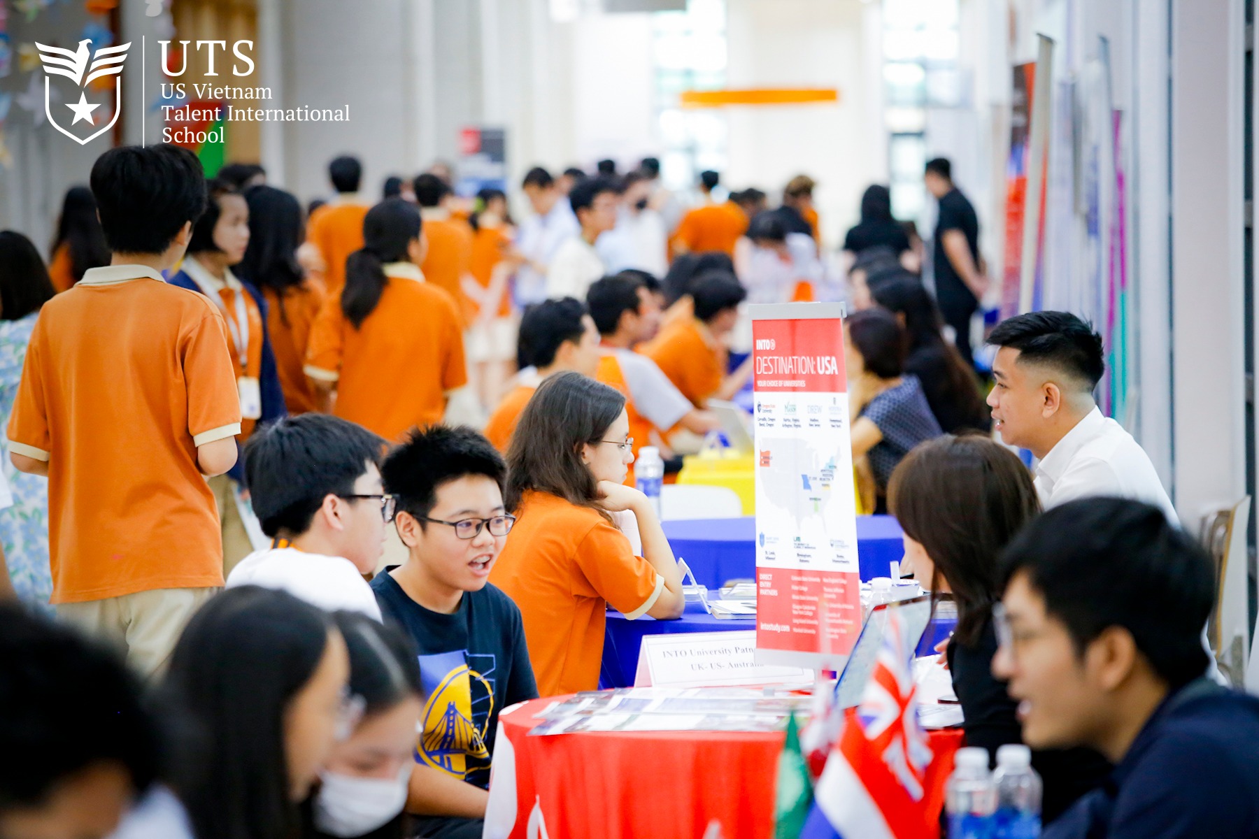 Học sinh được khám phá cơ hội du học qua các buổi tư vấn