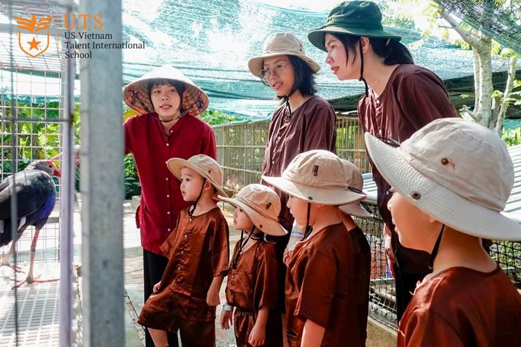 Những chuyến học tập dã ngoại giúp trẻ có thêm cơ hội khám phá thiên nhiên, ươm dưỡng tư duy sáng tạo và khả năng quan sát.