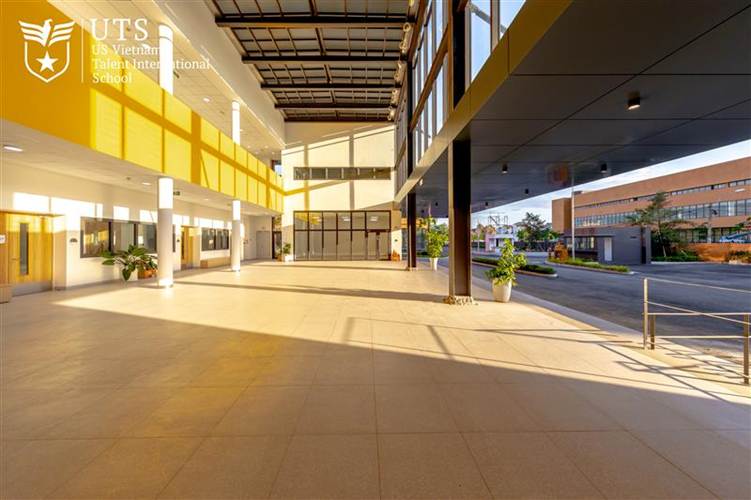 Khuôn viên rộng rãi với ba không gian học riêng phù hợp cho từng lứa tuổi