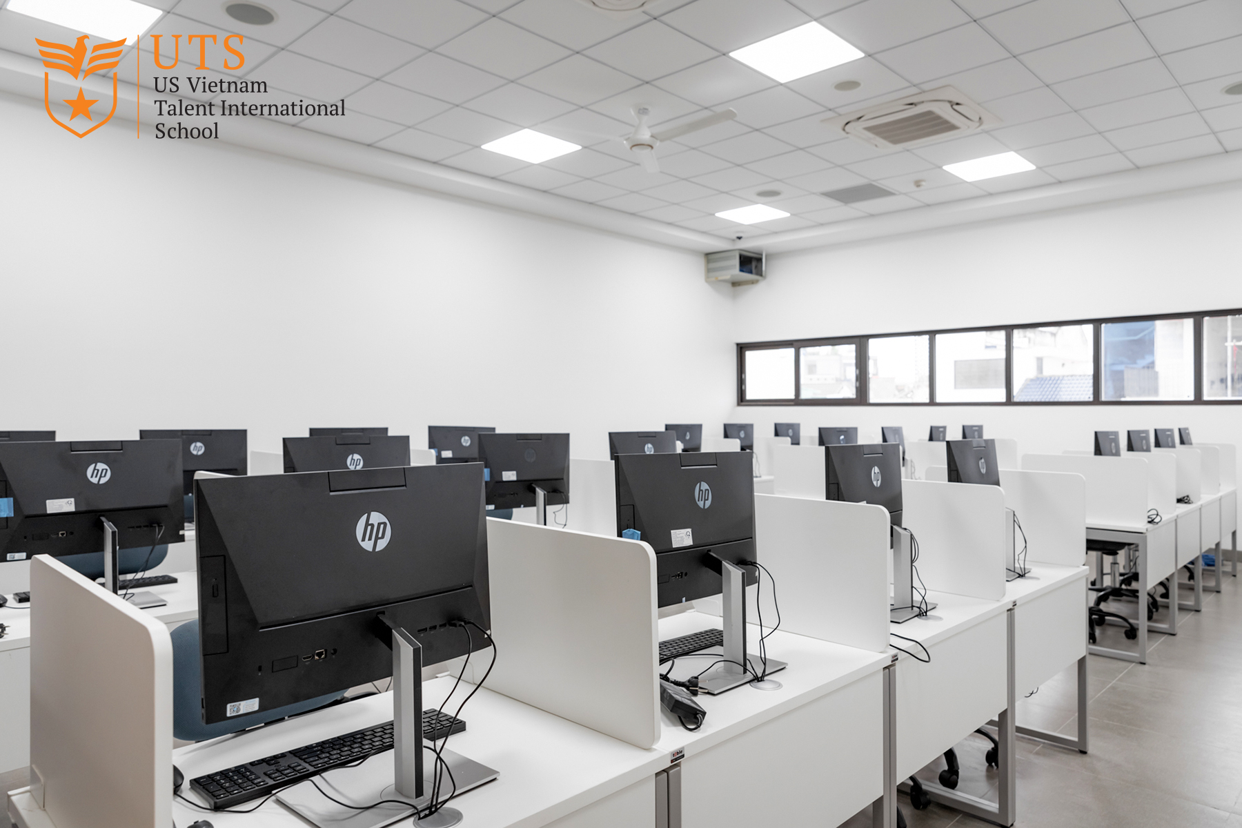 Phòng học được trang bị đầy đủ cơ sở vật chất